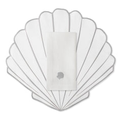 Individual de Loneta Blanca con Gris de Algodón en Forma de Concha con Servilleta de Lino Blanco con Bordado de Conchita Color Gris. Set de 4