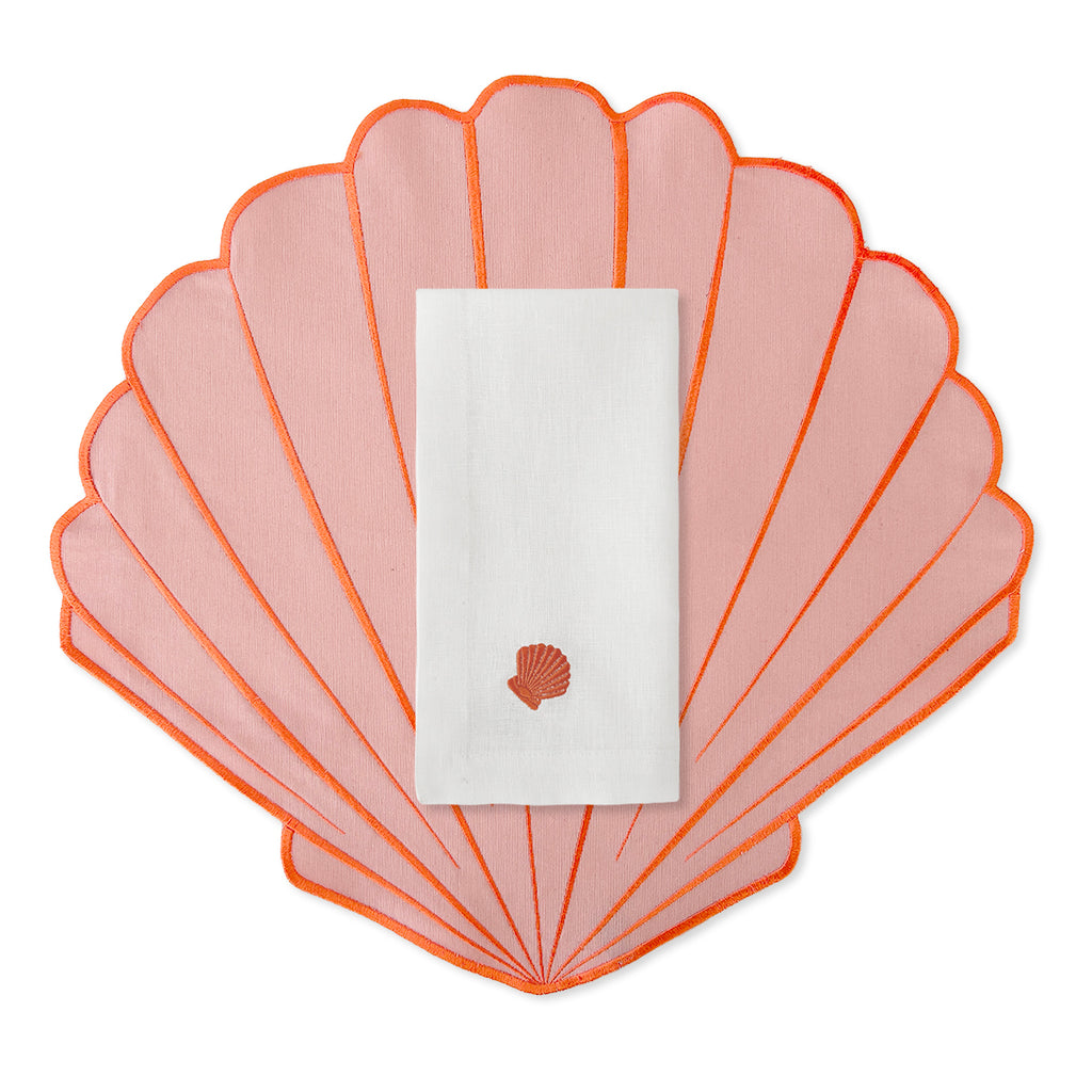 Set mantelería con Individuales en forma de concha rosa con orilla naranja, y servilleta de Lino Blanco con Concha naranja
