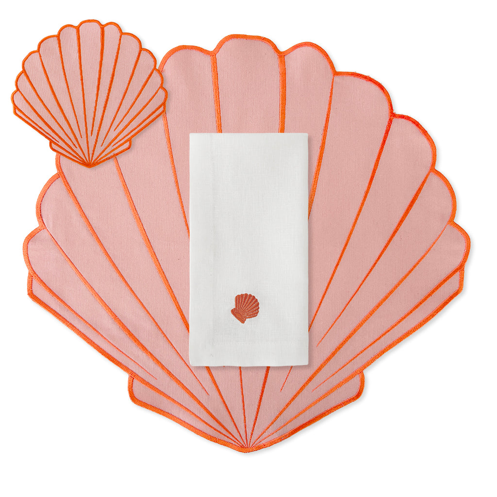 Set completo de mantelería Concha en rosa con naranja que incluye individuales, servilletas y cocteleras, marca Zash