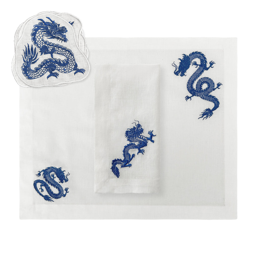 Juego de mantelería en lino blanco con dragones bordados en azul, marca Zash