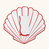 Set Mantelería Concha en Rojo: 4 Individuales en Forma de Concha con 4 Servilletas con Orilla Bordada en Rojo.