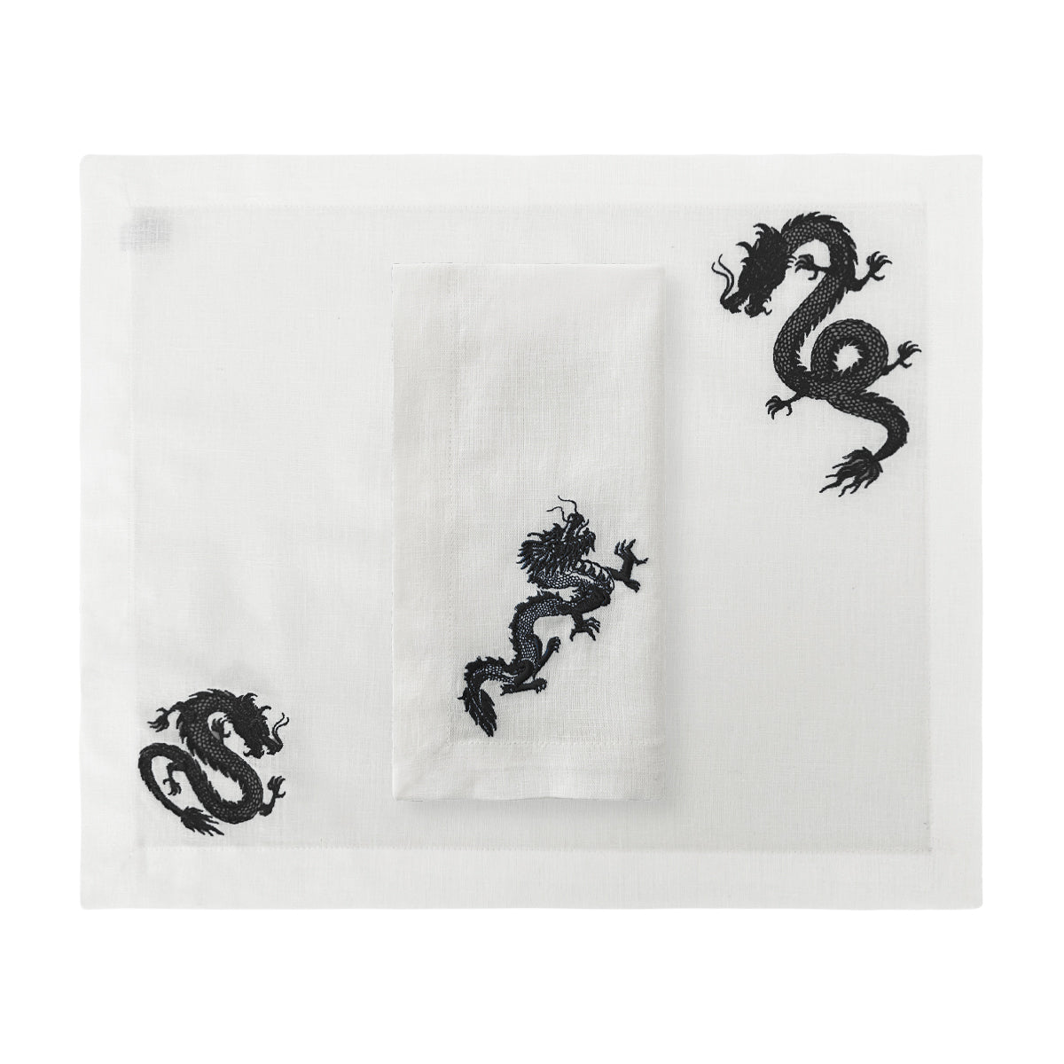 Set de mantel individual con servilleta en lino blanco con dragones bordados en negro, marca Zash
