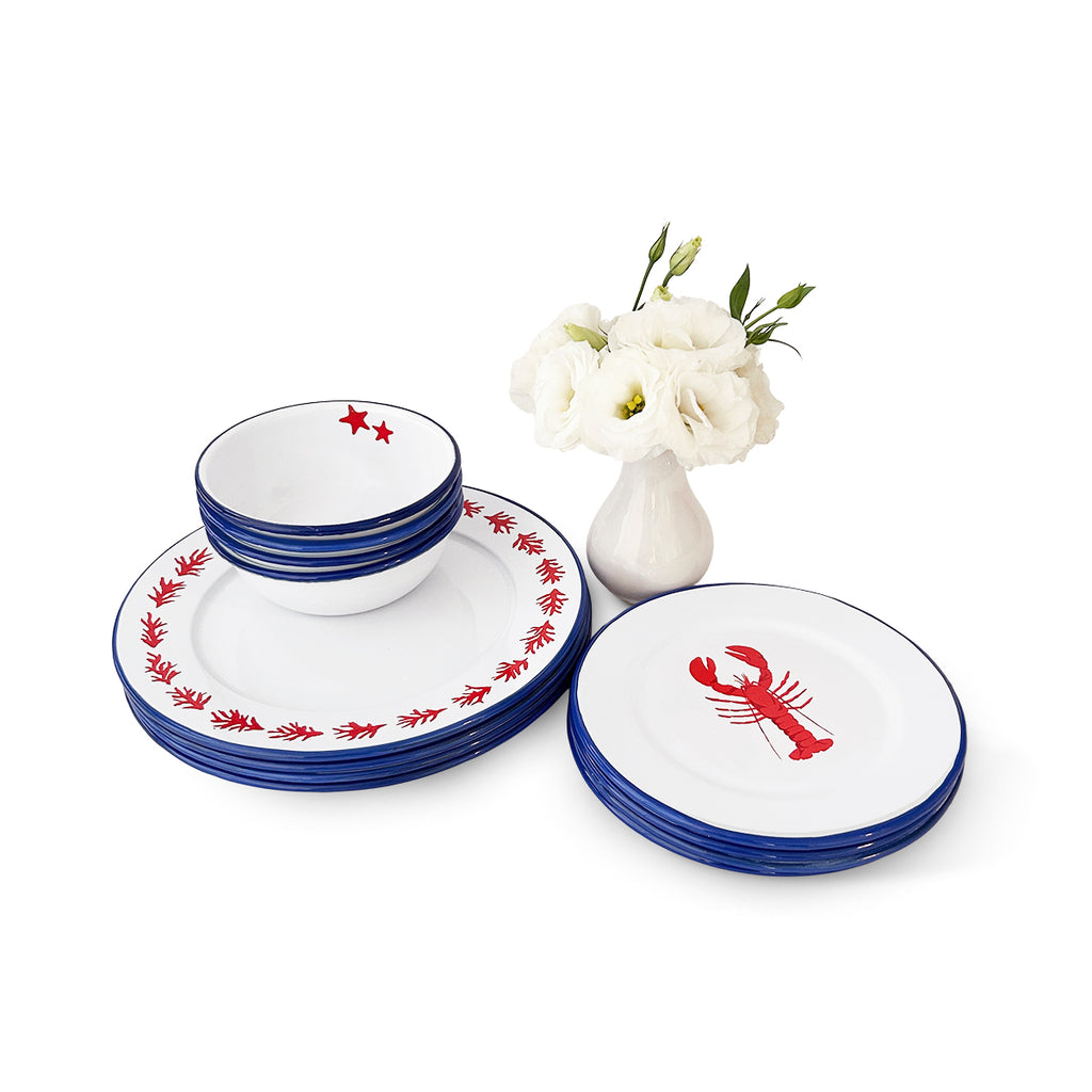 Set completo de vajilla de peltre vitrificado con tema marino en blanco, azul y rojo, marca Zash. Incluye platos trinche, platos de ensalada con langosta y bowls para 4 personas