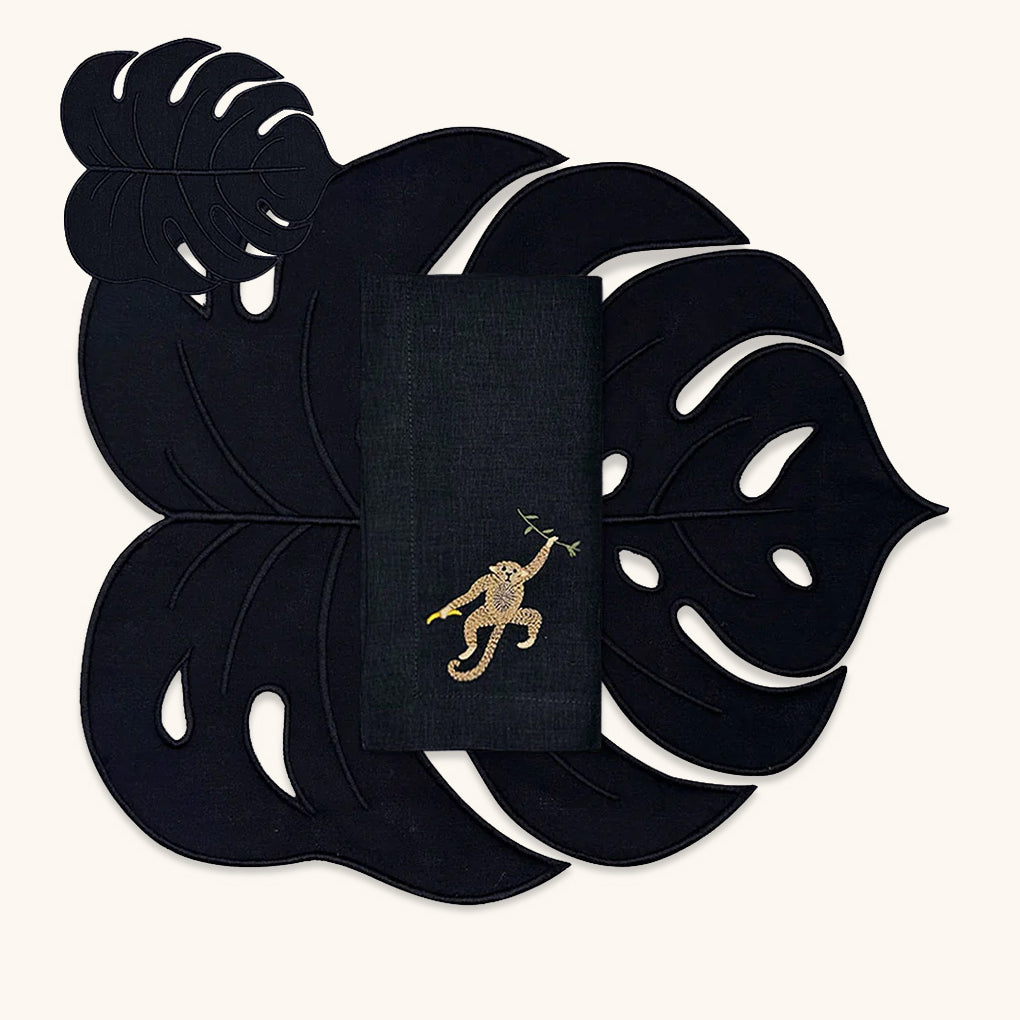 Set Completo de Mantelería Tropic en Lino Negro con Individual y Cocteleras de Hoja Monstera y Servilleta con Bordado de Chango. Set para 4 personas