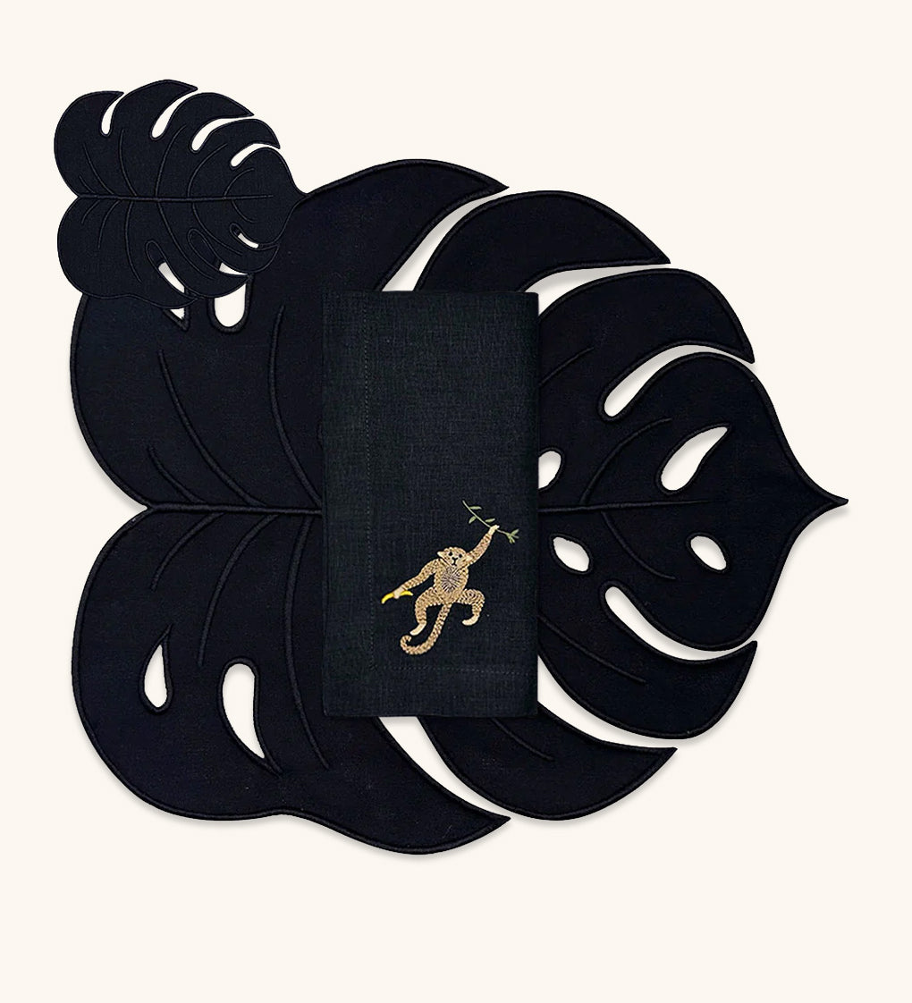 Set Completo de Mantelería Tropic en Lino Negro con Individual y Cocteleras de Hoja Monstera y Servilleta con Bordado de Chango. Set para 4 personas