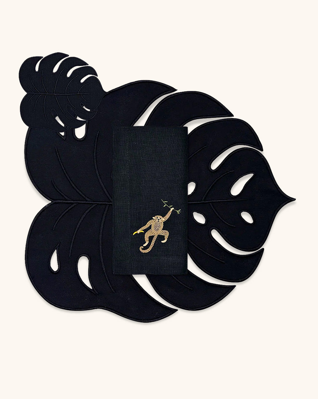 Set Completo de Mantelería Tropic en Lino Negro con Individual y Cocteleras de Hoja Monstera y Servilleta con Bordado de Chango. Set para 4 personas