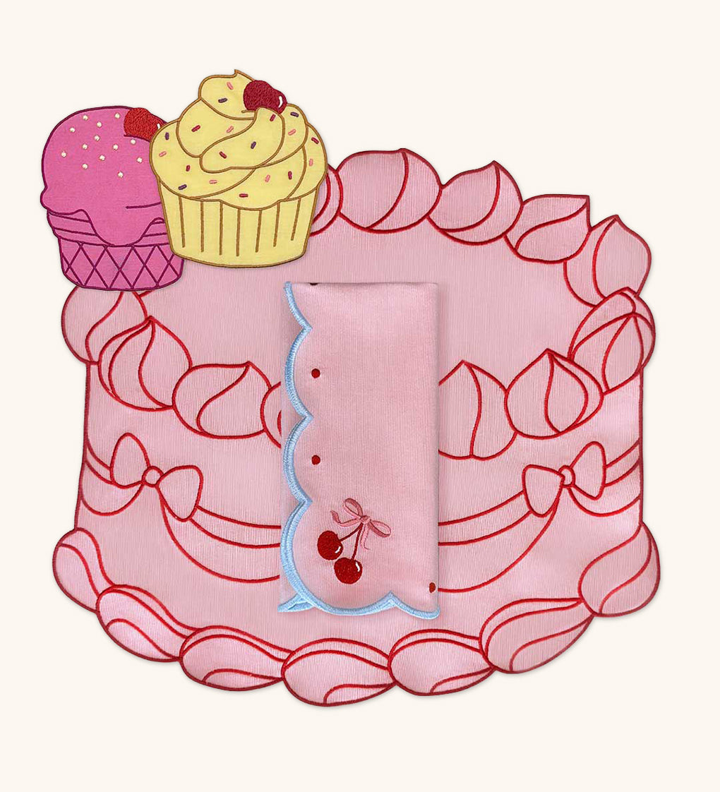 Set Completo de Mantelería con Individuales Sweet de Pastel, Servilletas Cherry en Algodón Rosa y Cocteleras en Lino con Bordado de Cupcake y Helado