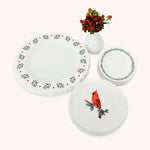 Set Completo de Vajilla Red Bird para 4 Personas con Platos Trinche con Ondas y Cerezas Navideñas, Platos de Ensalada con Cardenal y Platos de Pan con Guirnalda Verde