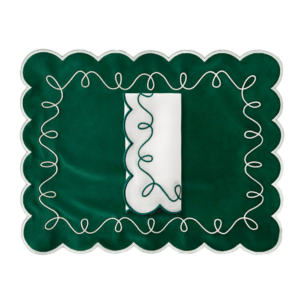Set mantelería con individuales de terciopelo verde con bordado en ivory, y servilletas de lino blanco con bordado en verde, marca Zash