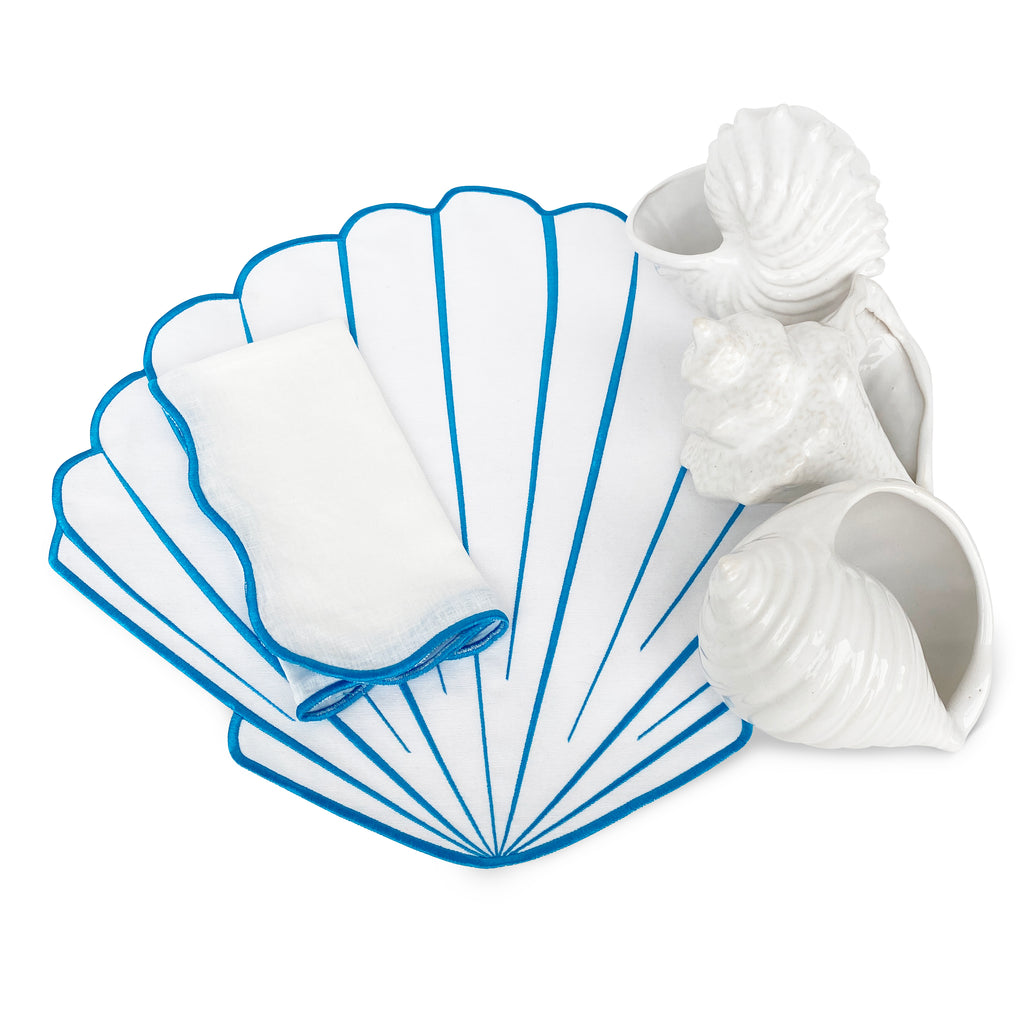 Zashpack set de mantelería concha en azul con floreros de cerámica en forma de caracol o concha marinos. Perfecto para poner tu mesa de playa. 
