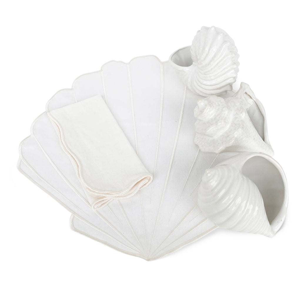 Zashpack set de mantelería concha en blanco con floreros de cerámica en forma de caracol o concha marinos. Perfecto para poner tu mesa de playa. 