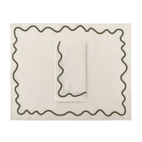 Juego de 4 Servilletas Regina de Ondas en Loneta Ivory Orilla Bordada en Verde Olivo