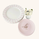 Set Vajilla Pink Bird con 4 Platos Trinches con Rayas Gruesas Rosa Claro y 4 Platos para Ensalada Rosa con Pájaro