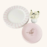 Set Vajilla Pink Bird con 4 Platos Trinches con Rayas Gruesas Rosa Claro y 4 Platos para Ensalada Rosa con Pájaro