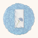 Set de Manteleria Flor Hortensia en Loneta Azul con Servilleta de Lino Bordado en Azul. 8 piezas