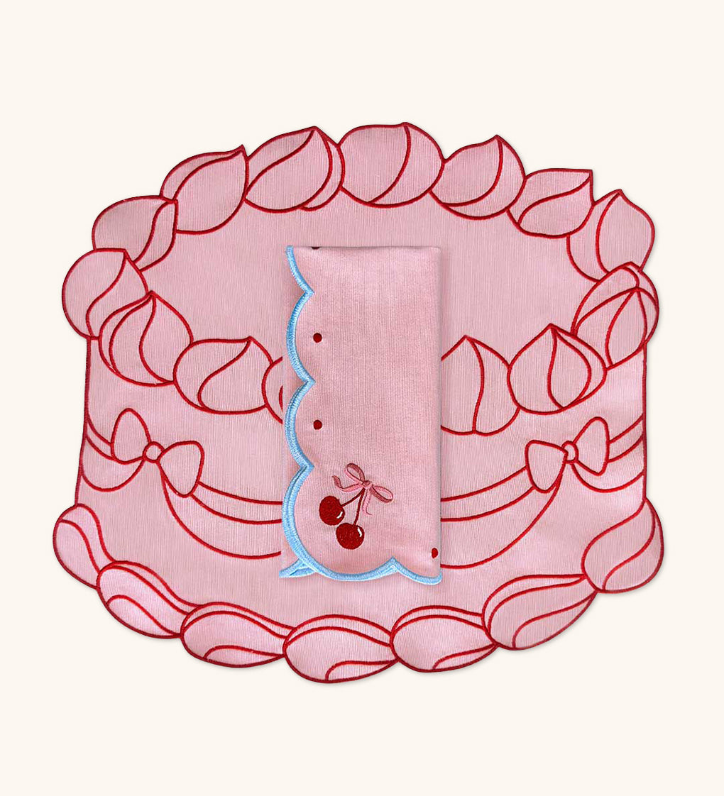 Set de Mantelería con Individuales Sweet en Forma de Pastel y Servilletas Cherry con Bordado de Moño y Cerecitas en Algodón Rosa. Para 4 personas