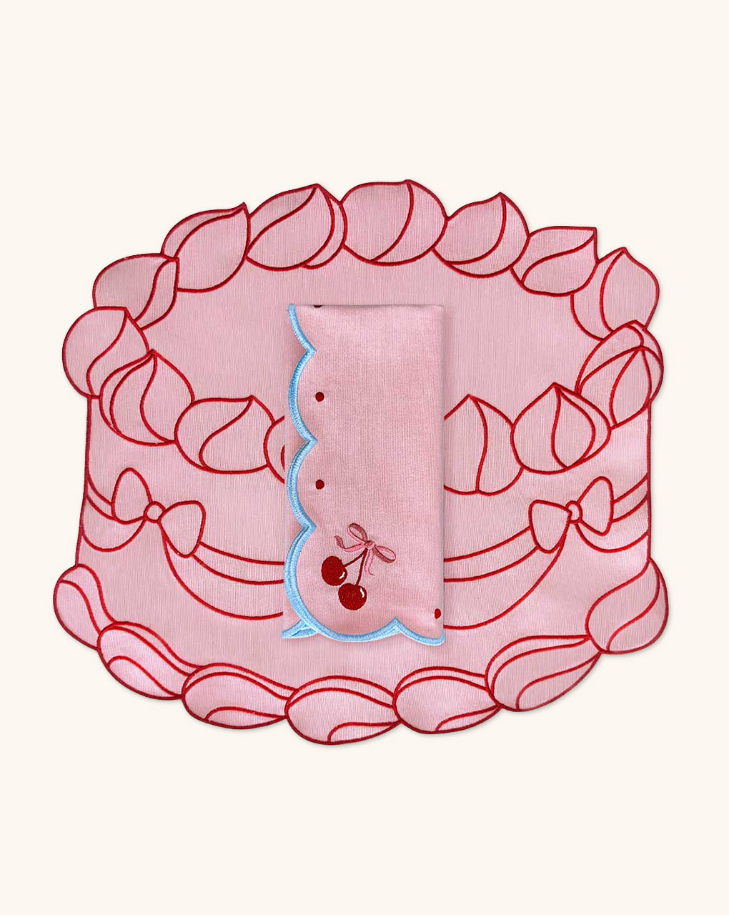Set de Mantelería con Individuales Sweet en Forma de Pastel y Servilletas Cherry con Bordado de Moño y Cerecitas en Algodón Rosa. Para 4 personas