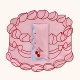 Set de Mantelería con Individuales Sweet en Forma de Pastel y Servilletas Cherry con Bordado de Moño y Cerecitas en Algodón Rosa. Para 4 personas