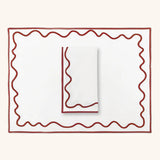 Set de Individuales con Servilletas Regina de Loneta Blanca con Ondas Bordadas en Rojo, set para 4 personas.