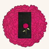 Set de Mantelería Flora con Individuales de Algodón Fucsia y Servilletas de Lino Negro con Bordado de Celosía. Set para 4 personas