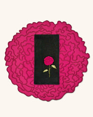 Set de Mantelería Flora con Individuales de Algodón Fucsia y Servilletas de Lino Negro con Bordado de Celosía. Set para 4 personas