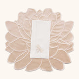 Set de Mantelería Ribbon con Individuales Blossom en Terciopelo Ivory y Servilletas en Lino Blanco con Bordado de Moñito Ivory. Set para 4