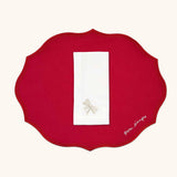 Set de Mantelería con Individuales Mystic de Algodón Rojo con Bordado "Para siempre" y Servilletas Bow en Lino Blanco Bordado con Moño Ivory. Para 4 personas