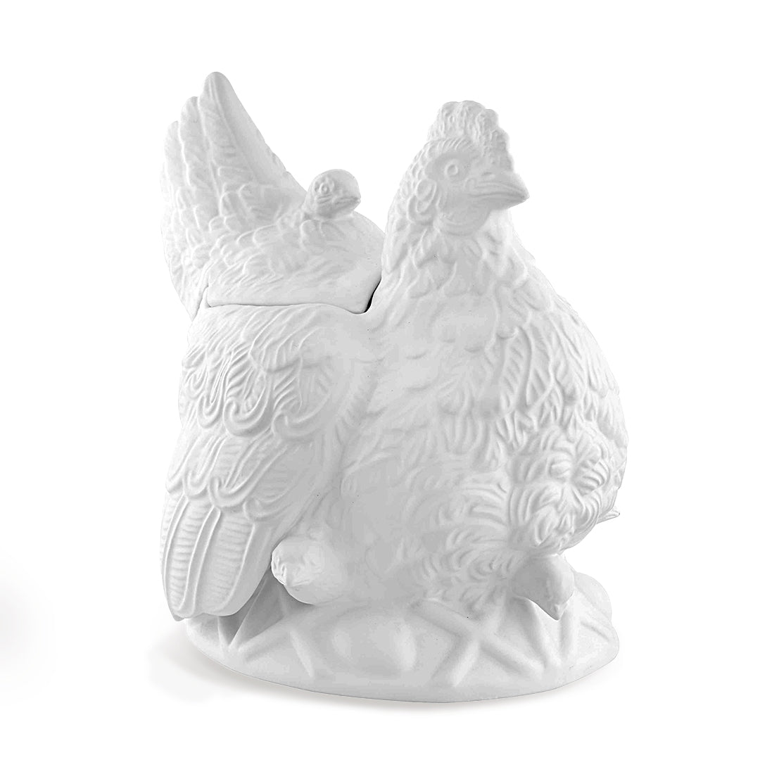Sopera de cerámica blanca con tapa en forma de gallina con sus pollitos, marca Bordallo Pinheiro