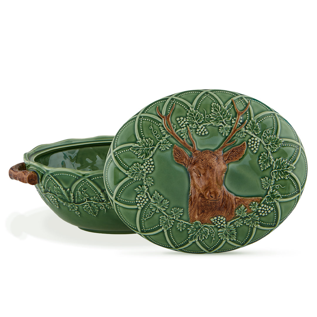Sopera de cerámica en verde con un venado en relieve en la tapa, marca Bordallo Pinheiro