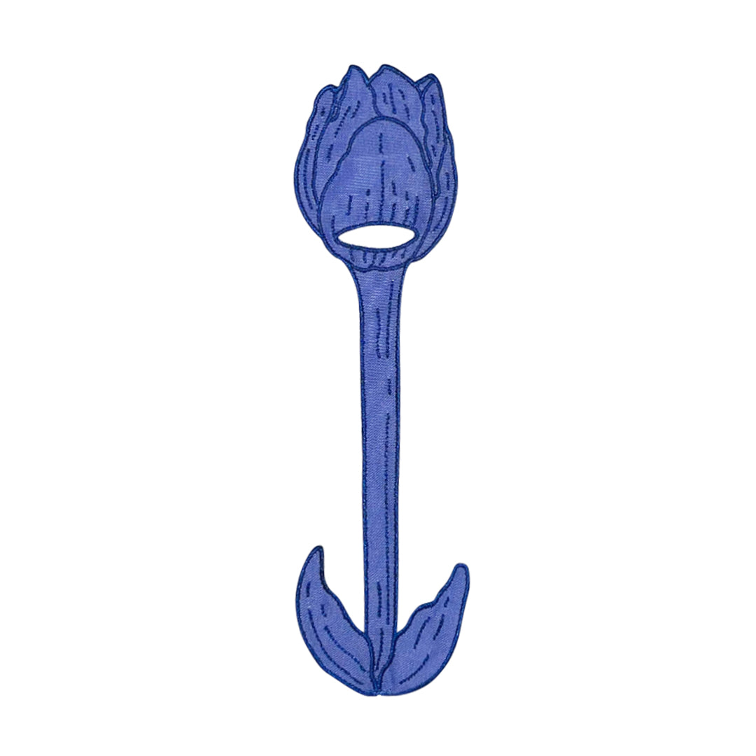 Servilletero en forma de flor tulipan en lino azul con bordado azul, marca Zash 