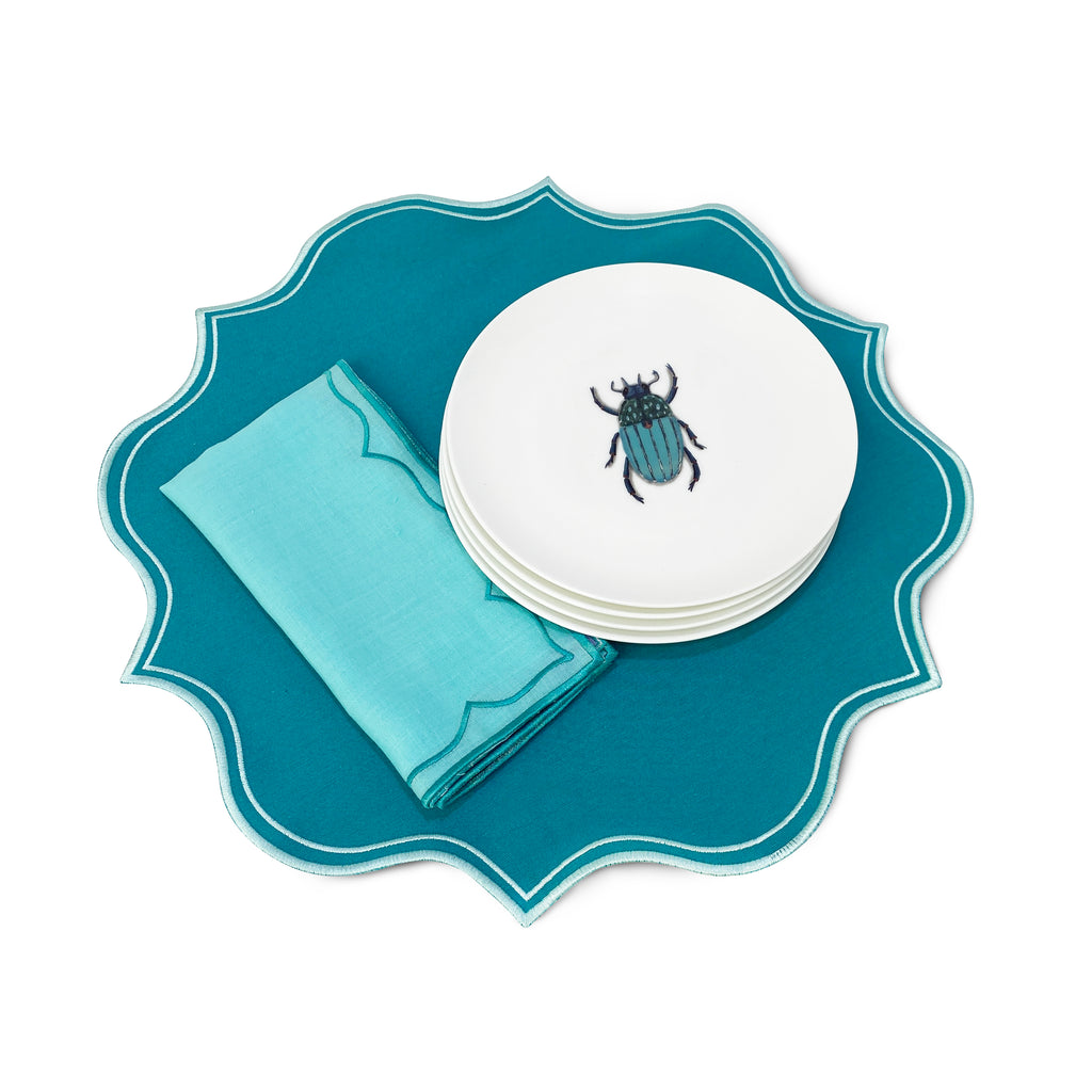 Set de manteles individuales con servilleta suzy color azul aqua con platos de ensalada con escarabajo