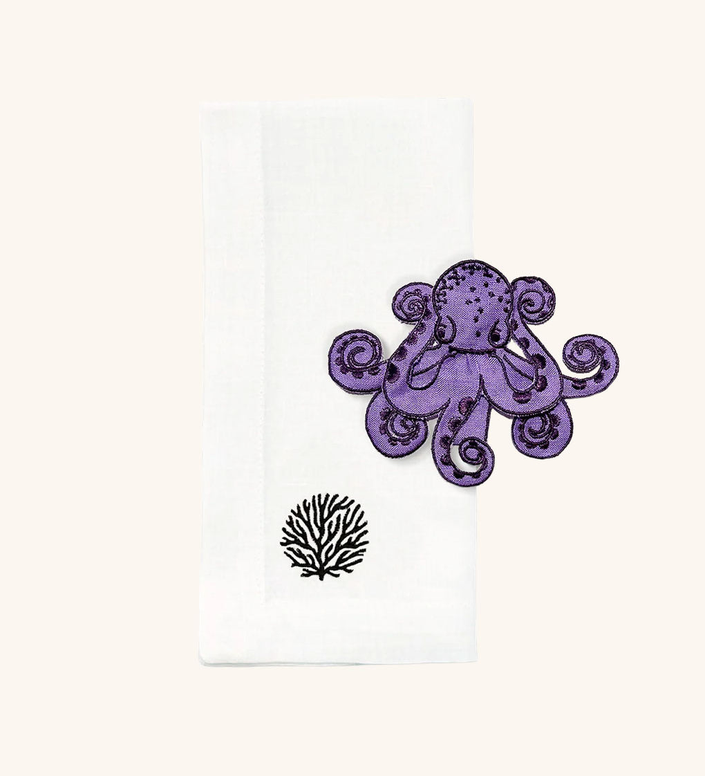 THE OCTOPUS ZASHPACK- Mantelería La Mar con Servilletas de Lino con Bordado de Coral Negro y Servilleteros con Bordado de Pulpo en Lino Morado. Set para 4 personas