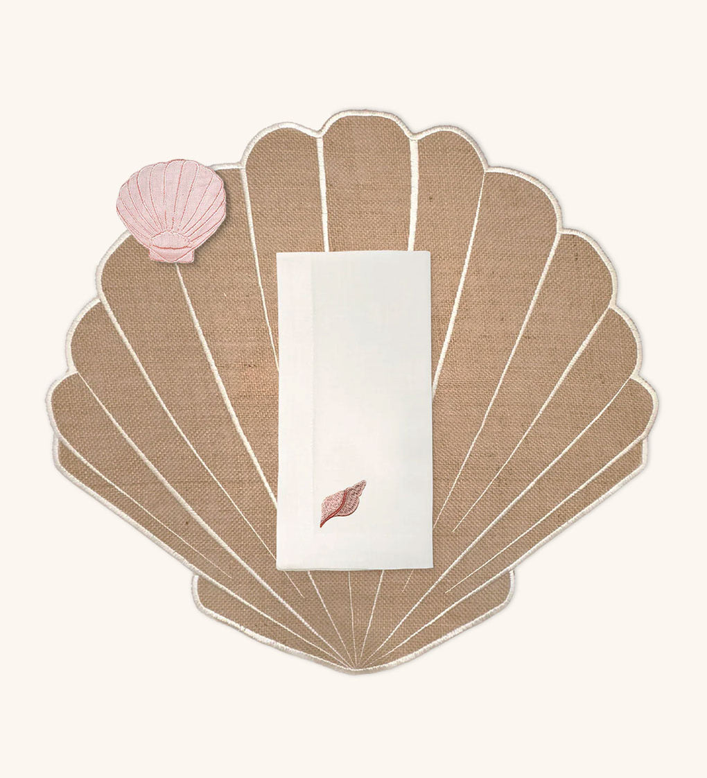 THE PEARL ZASHPACK- Mantelería La Mar con Individuales Concha en Yute, Servilletas de Lino con Bordado de Caracol de Mar y Servilleteros con Bordado de Ostra en Lino Rosa. Set para 4 personas