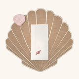 THE PEARL ZASHPACK: Mantelería La Mar con Individuales Concha en Yute, Servilletas de Lino con Bordado de Caracol de Mar y Servilleteros con Bordado de Ostra en Lino Rosa. Set para 4 personas