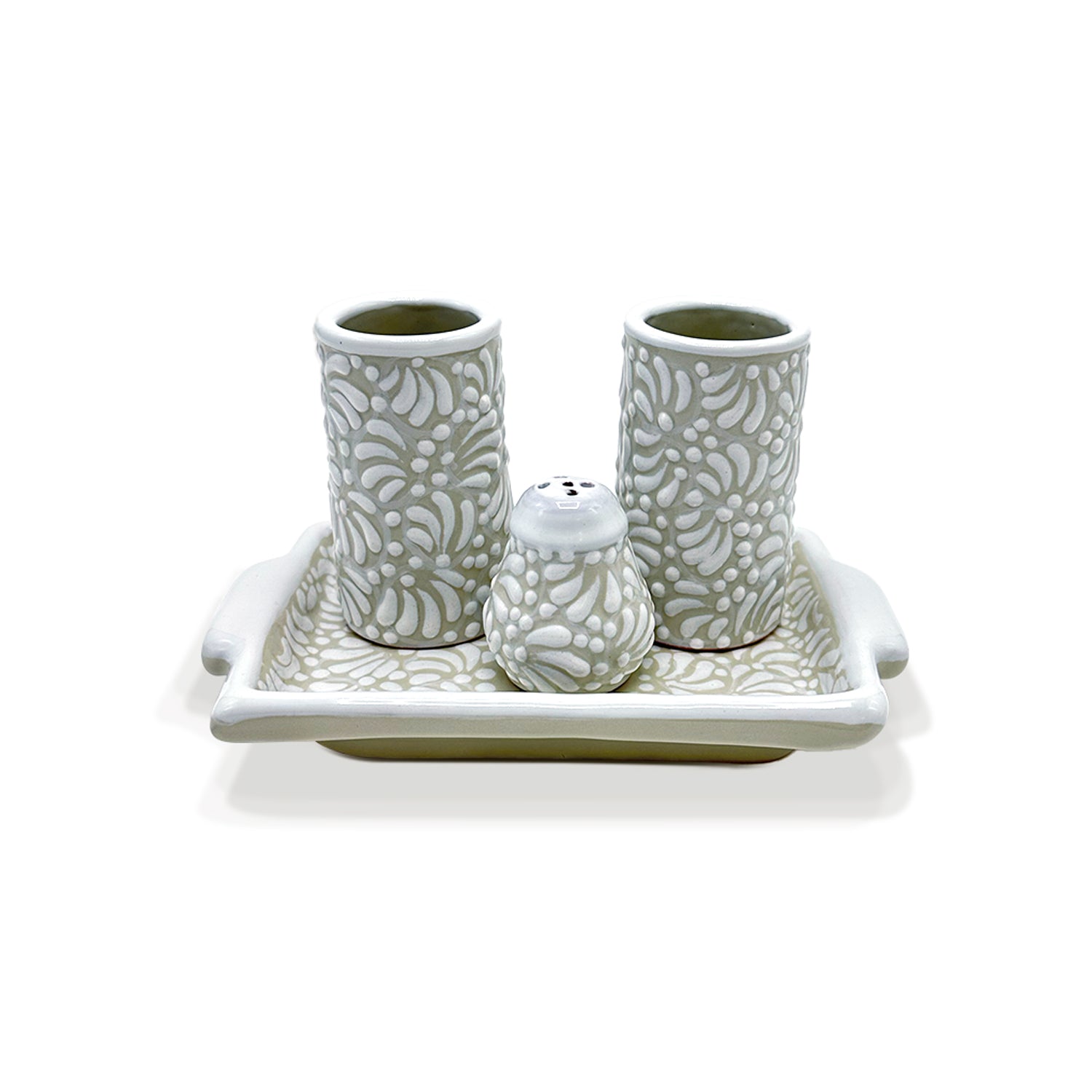 Set tequilero artesanal con 2 caballitos y un salerito sobre su charolita, de talavera gris con blanco