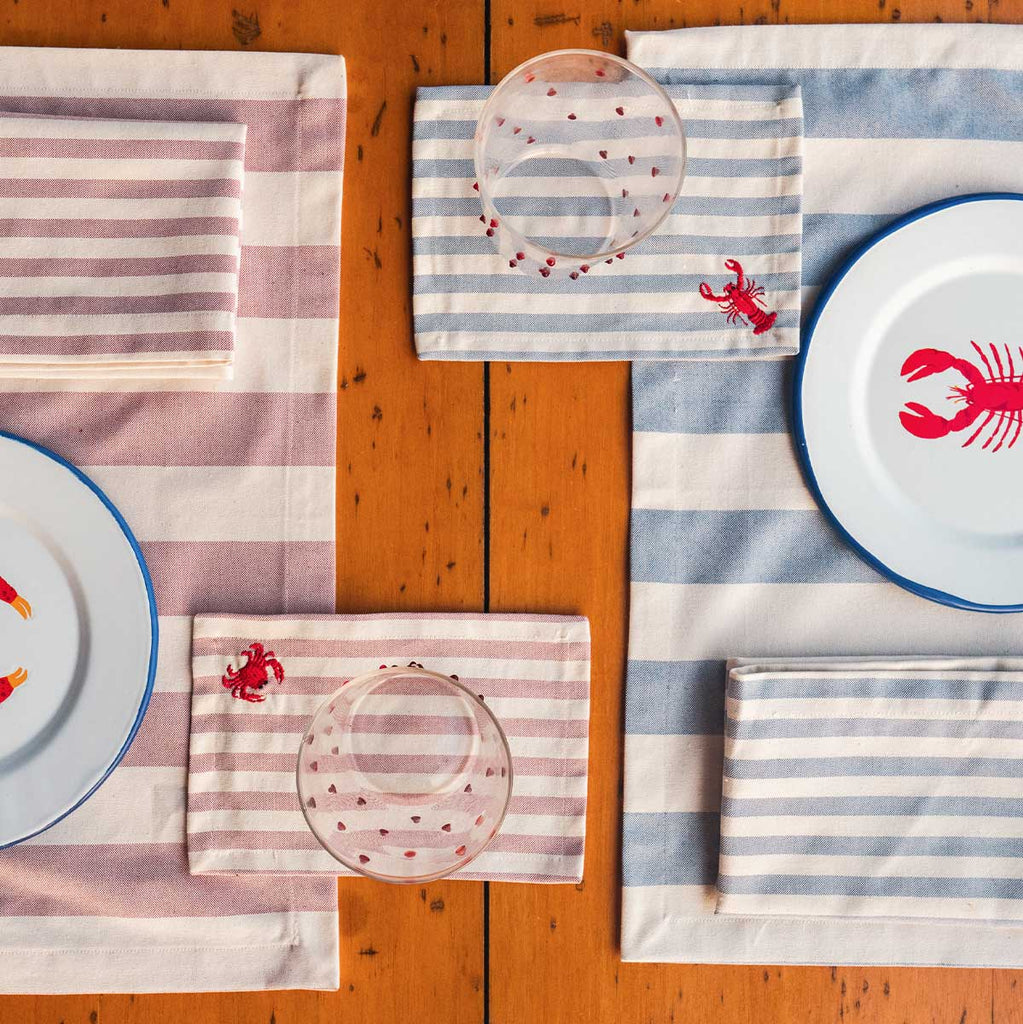 Set de 4 Individuales con Rayas Blancas y Rojas y 4 Servilletas de Loneta de Algodón con Rayas Blancas y Rojas con Bordado de Cangrejo