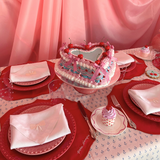 Set de Mantelería con Individuales Mystic de Algodón Rojo con Bordado "Para siempre" y Servilletas Bow en Lino Blanco Bordado con Moño Ivory. Para 4 personas
