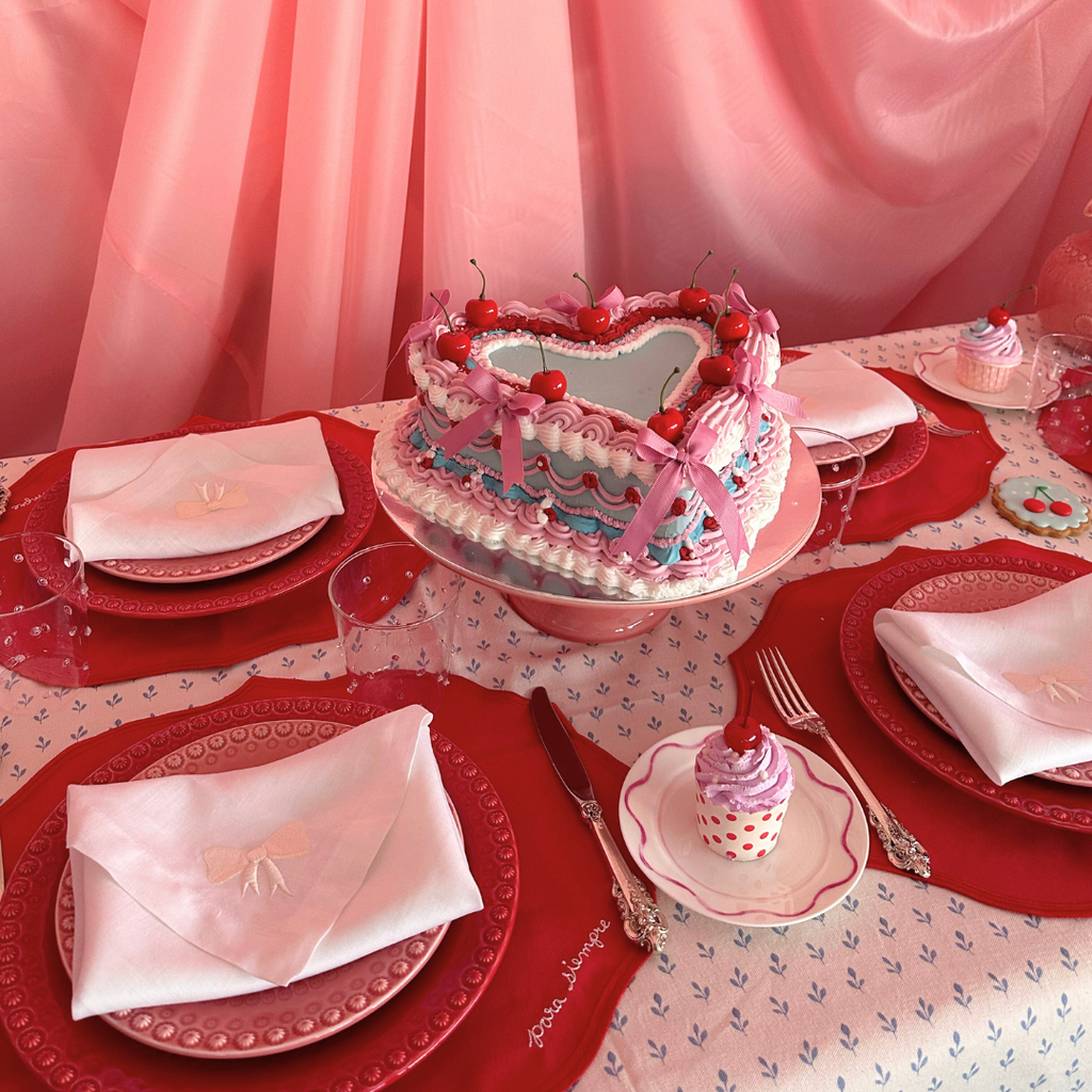 Set de Mantelería con Individuales Mystic de Algodón Rojo con Bordado "Para siempre" y Servilletas Bow en Lino Blanco Bordado con Moño Ivory. Para 4 personas