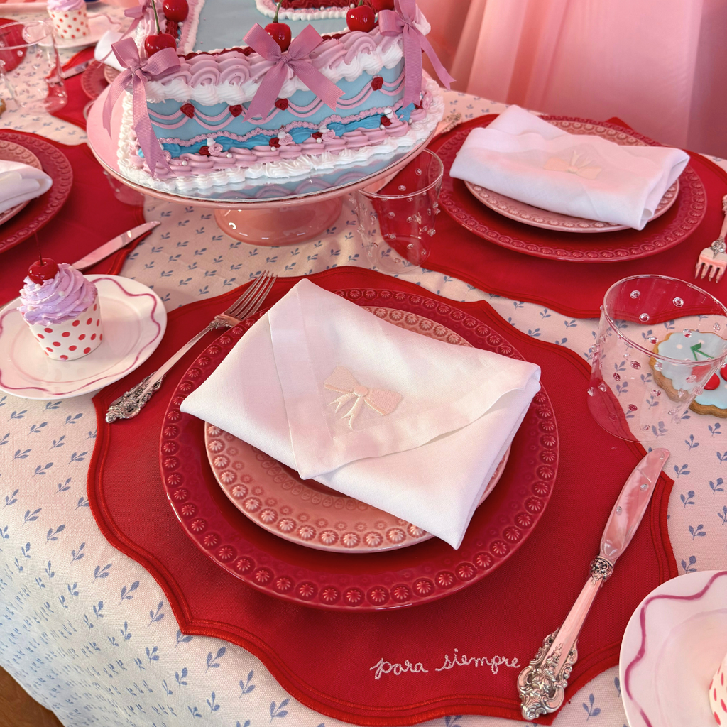 Set de Mantelería con Individuales Mystic de Algodón Rojo con Bordado "Para siempre" y Servilletas Bow en Lino Blanco Bordado con Moño Ivory. Para 4 personas