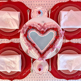 Set de Mantelería con Individuales Mystic de Algodón Rojo con Bordado "Para siempre" y Servilletas Bow en Lino Blanco Bordado con Moño Ivory. Para 4 personas