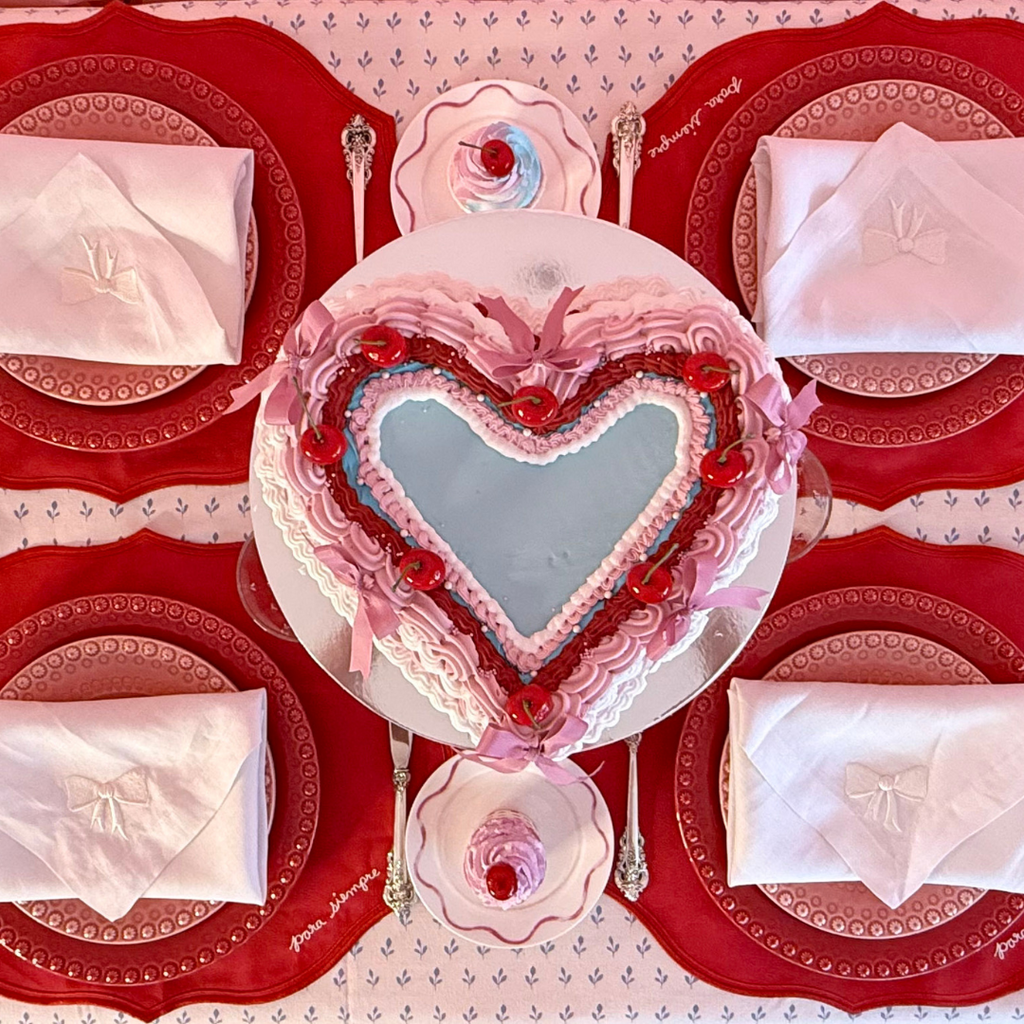 Set de Mantelería con Individuales Mystic de Algodón Rojo con Bordado "Para siempre" y Servilletas Bow en Lino Blanco Bordado con Moño Ivory. Para 4 personas