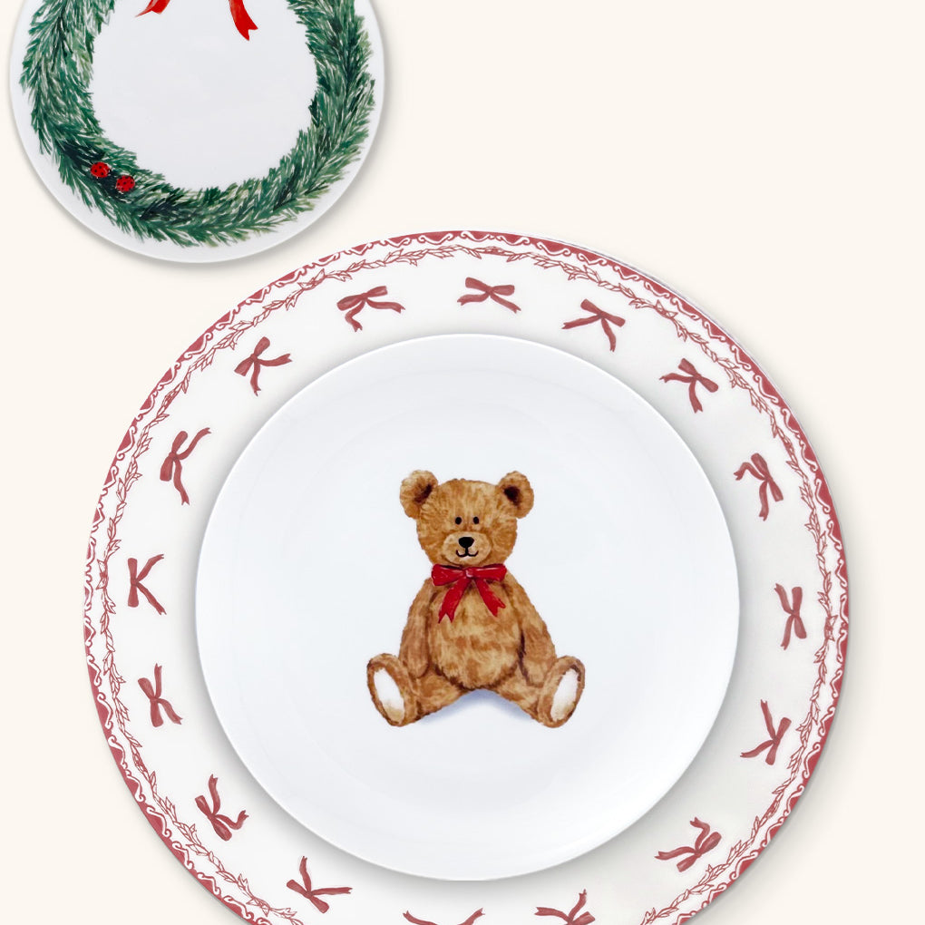 Vajilla con Plato Ensalada con Teddy Bear, Plato Trinche con Guirnalda Roja de Moños y Plato de Pan con Corona Navideña
