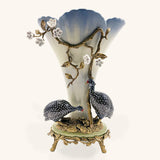 Vasija Ariel de Porcelana en Forma de Flor con Decorado de Pajaros y Ramita con Flores