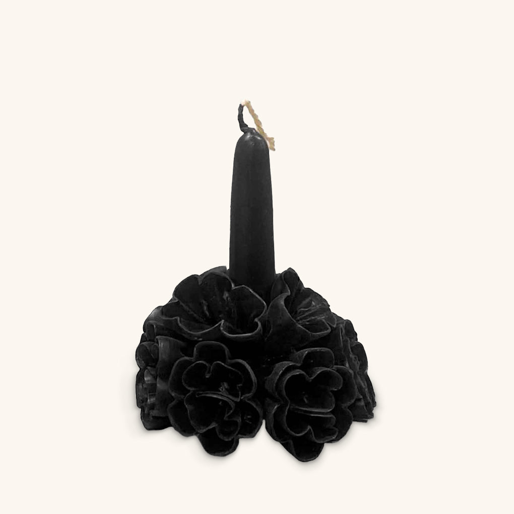 Vela Chica con Decoración de Flores de Cera en Color Negro.