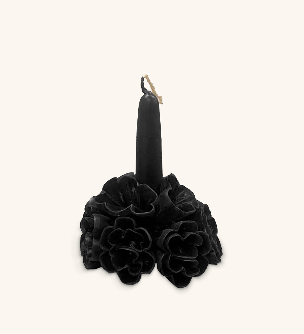 Vela Chica con Decoración de Flores de Cera en Color Negro.