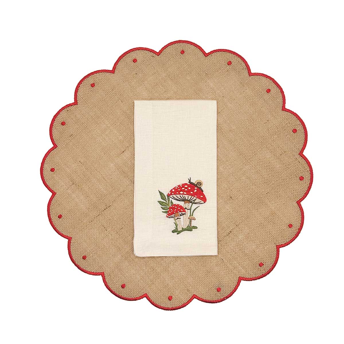 Set de mantelería con individuales Big Daisy de Yute con orilla bordada en rojo, y servilletas de lino arena con bordado de honguitos, marca Zash