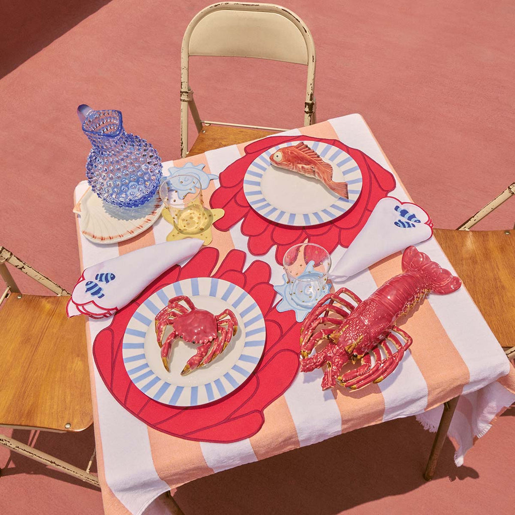 Manteleria Arrecife con Individuales de Anemona Bordado en Algodón Rojo y Servilletas en Lino Blanco con Bordado de Peces Payaso y Orilla Roja. Set para 4 personas