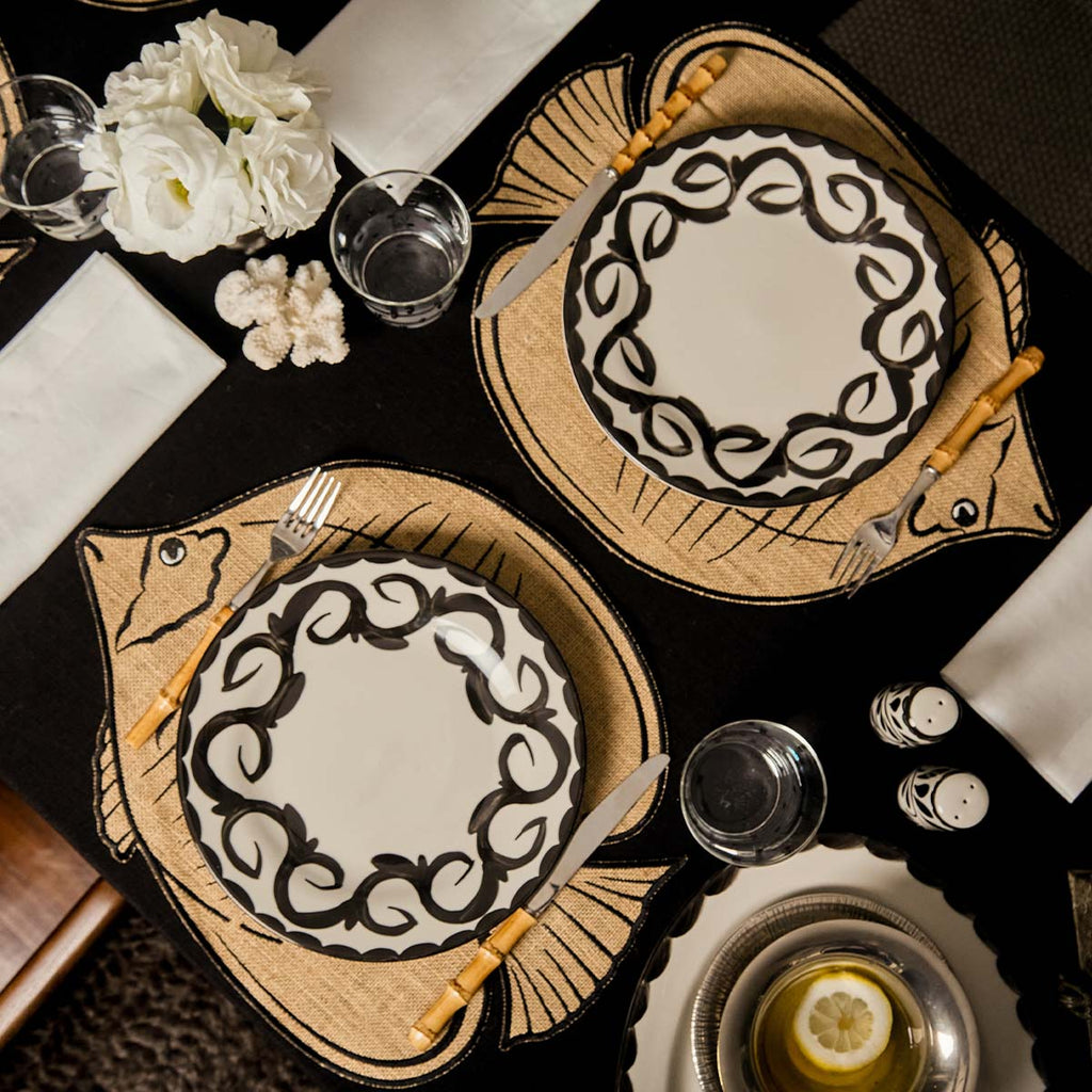 Mantelería La Mar con Individuales Pez Bordados en Yute y Servilletas de Lino con Bordado de Coral Negro. Set para 4 personas