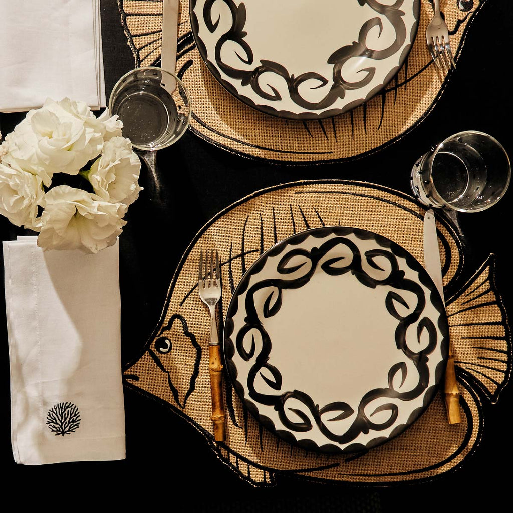 Mantelería La Mar con Individuales Pez Bordados en Yute y Servilletas de Lino con Bordado de Coral Negro. Set para 4 personas