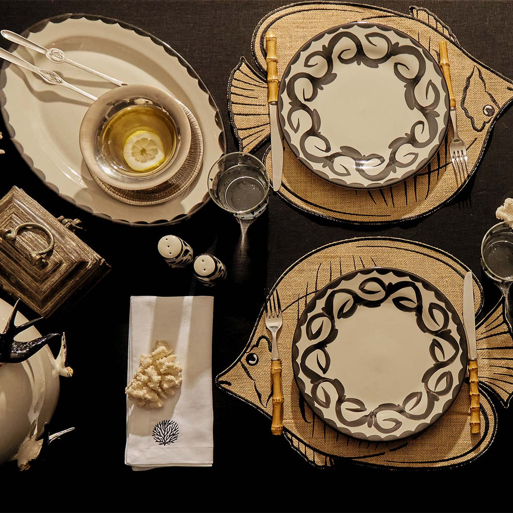 Mantelería La Mar con Individuales Pez Bordados en Yute y Servilletas de Lino con Bordado de Coral Negro. Set para 4 personas